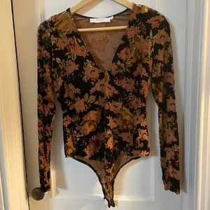 ASTR The Label velvet floral v-neck bodysuit sz M